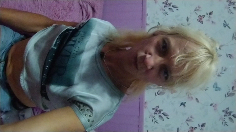 Alexa Cosmic: Alexa宇宙变性人女孩在酒店房间的床上调情，心情很好，期待一个炎热的夜晚...