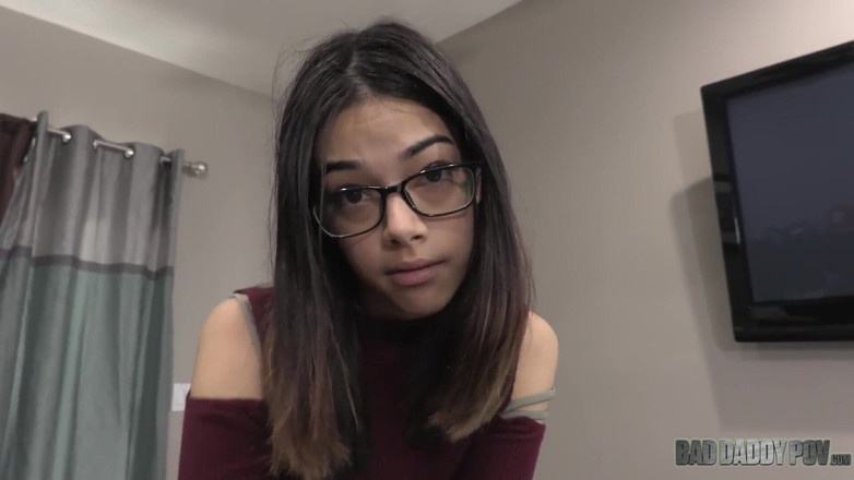 BadStepFamilyPov: 毛茸茸的Harmony Wonder被她的继父狠操