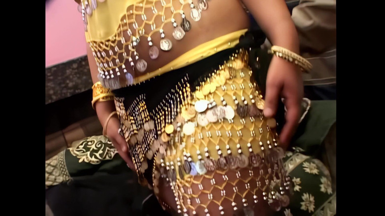 The Swingers & CO.: 印度荡妇在骑乘厚厚的坚硬鸡巴时大声呻吟