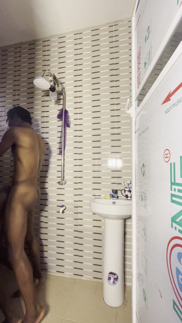 Dickpresido: Am futut fundul moale al prietenului meu în baie și ejaculez atât...