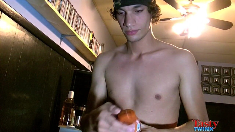 Tasty Twink: Tristan的一个吸吮者