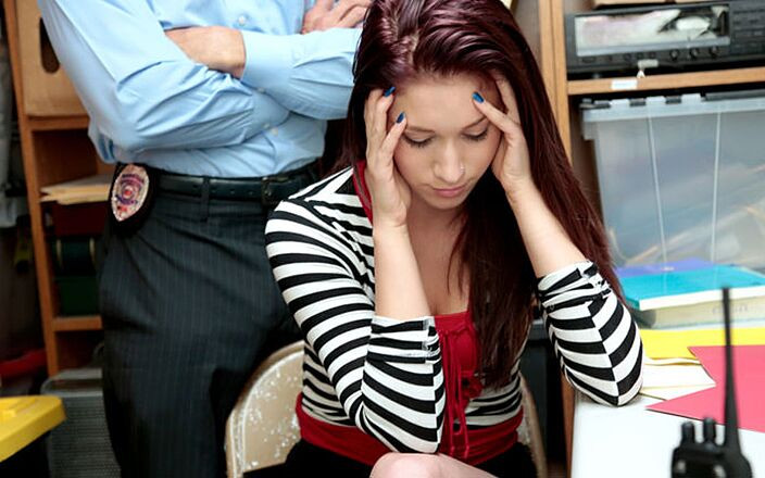 Shop Lyfter: Shoplyfter - Naiomi Mae la rousse détenue pour avoir volé reçoit...