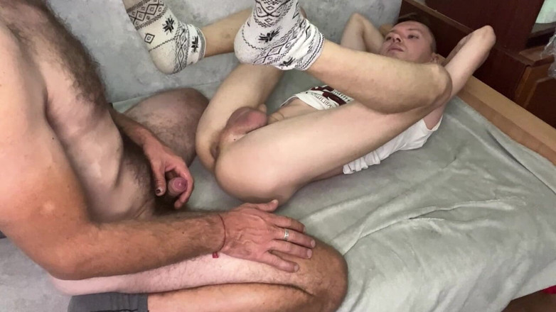 MaxHotty: Dép xỏ ngón với bố nóng bỏng nhiều lông