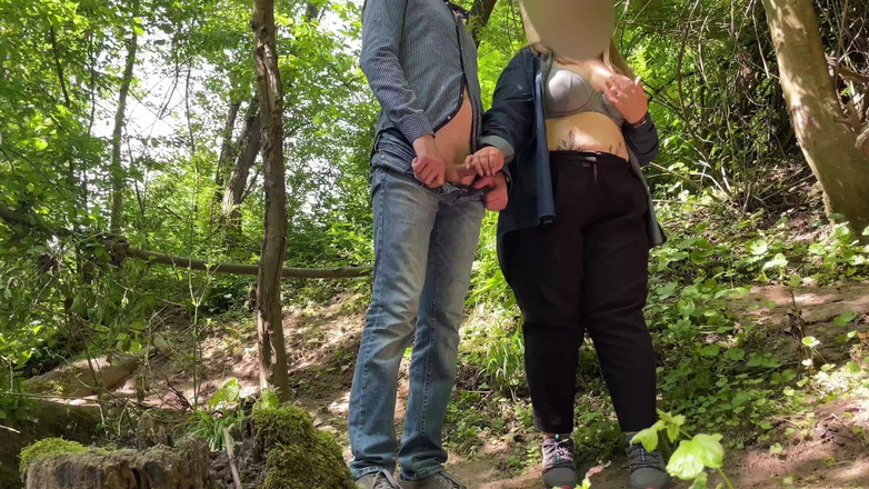 OurFetishLife: Meine verdammte schwiegermutter gibt meinem schwanz einen tollen handjob in...