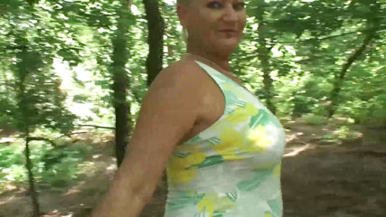 Mature Climax - 100% Mature Videos: Prsatá zralá žena kouří a šuká venku