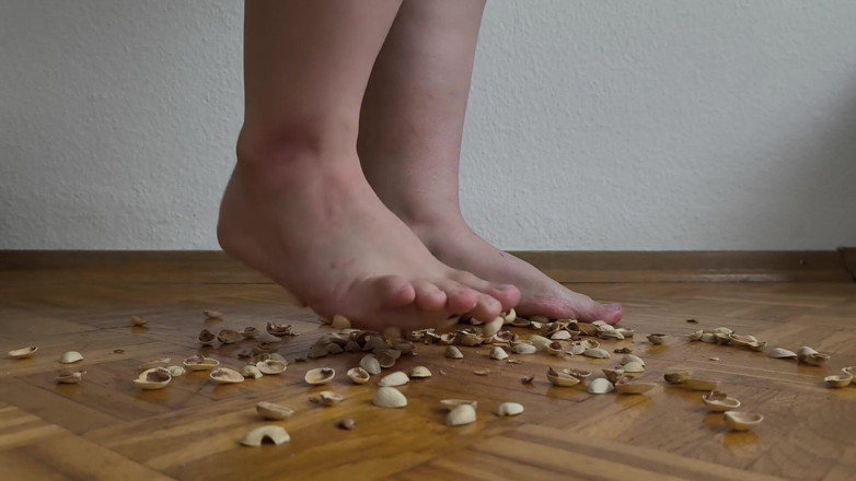Your QueenXoXo: 130kg Woman Walking on Pistachio Shells - Crunching Sounds