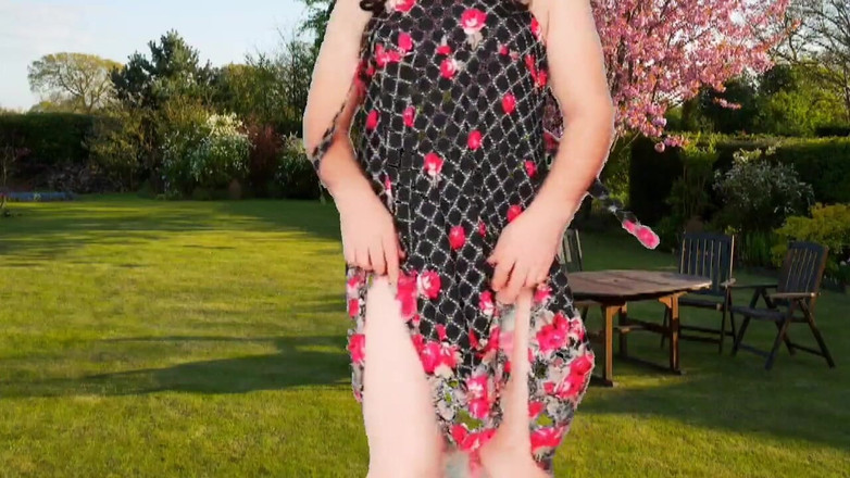 Kitty_Cross: 在邻居面前的花园里操我