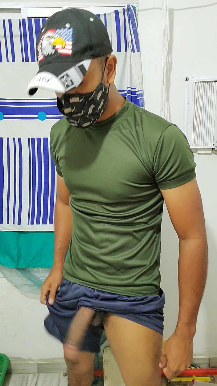 Charlieburrito: 印度军人男性撸他的鸡巴