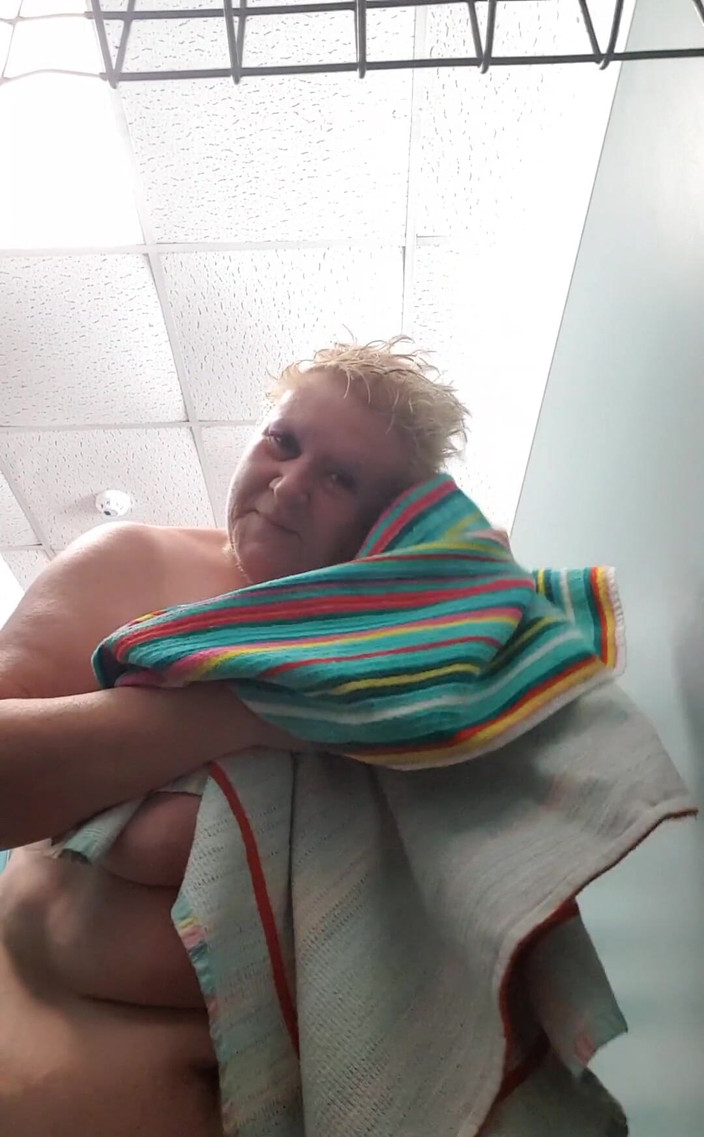 Uk Joolz: 수영장 피팅룸에서 건조, 이른 아침 수영 후!