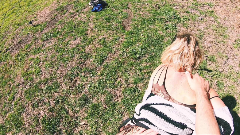 Sportynaked: 복면을 쓴 밀프 야외 라이딩