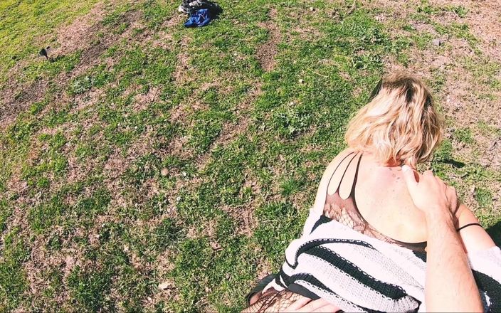 Sportynaked: Zamaskowany milf jazda na świeżym powietrzu
