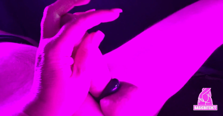 Basicbitch77: Punheta com enorme carga de porra