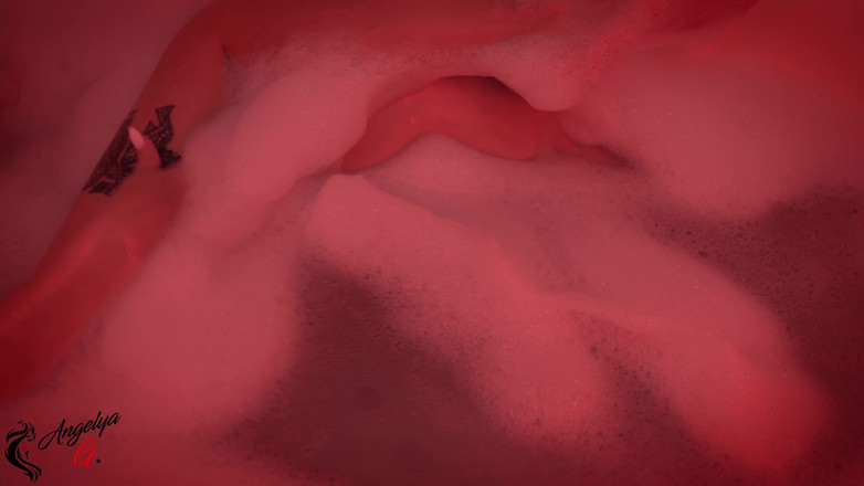 AnGelya G: 一个身材优秀的女孩在浴室里玩得很开心