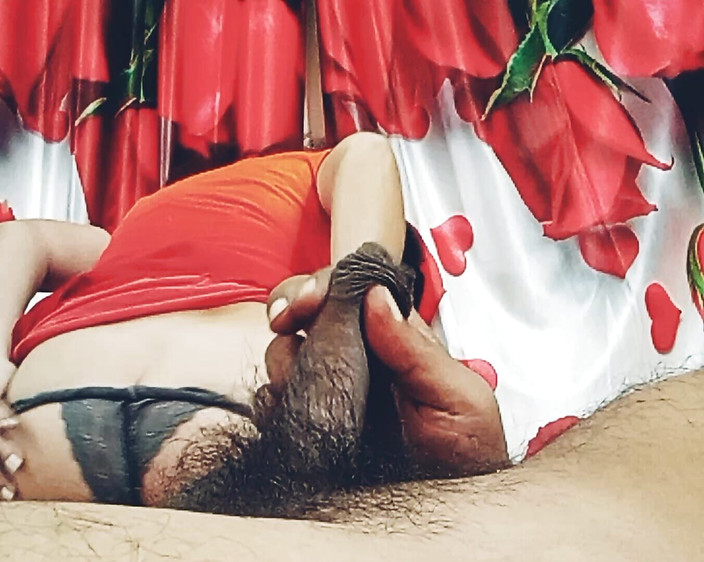 Bolly Karma: Brudna dziwka uwielbia w ustach sztywnego młodszego penisa