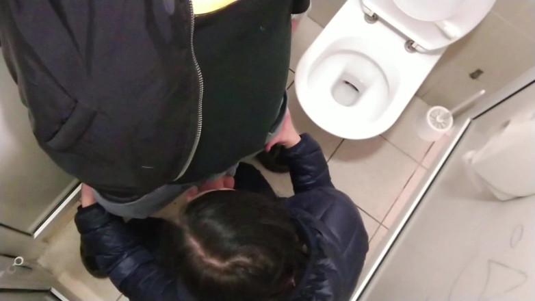 Toilet Mommy: 공중 화장실에서 정액 발사