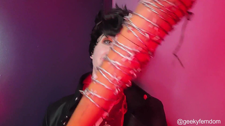 Geeky Femdom: Lady Neagan कीमत पर सुरक्षा प्रदान करती है