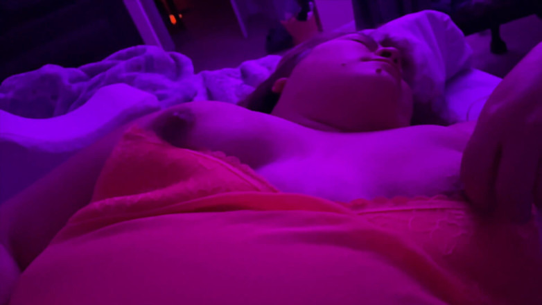 Namora Minx: Азіатська товстушка грає зі своєю пиздою