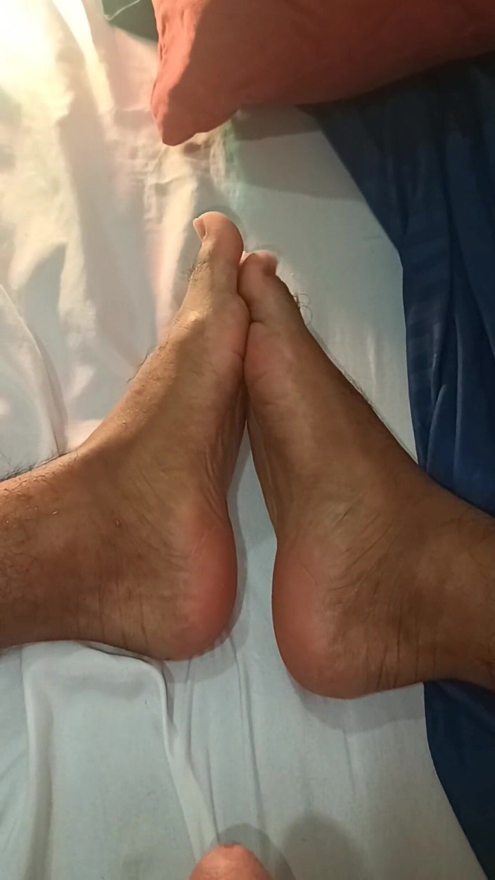 Tommhot: 若いひげを生やした男が自分自身を撮影し、非常に熱く絶頂します