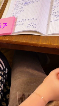 女大学生67岁六七 - 在数学期间在桌子底下戏弄他。在腕表上射精
