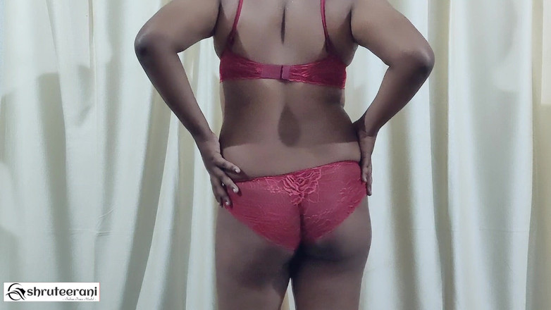 Shruteerani's shorts: Crossdresser India dalam pakaian dalam merah