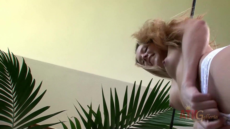 ATKIngdom Fans: Onanerar Hollie Mack når orgasm vid casting
