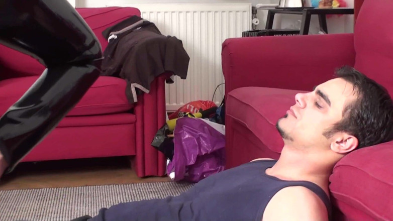 Foot Girls: Richie får en fot örfil