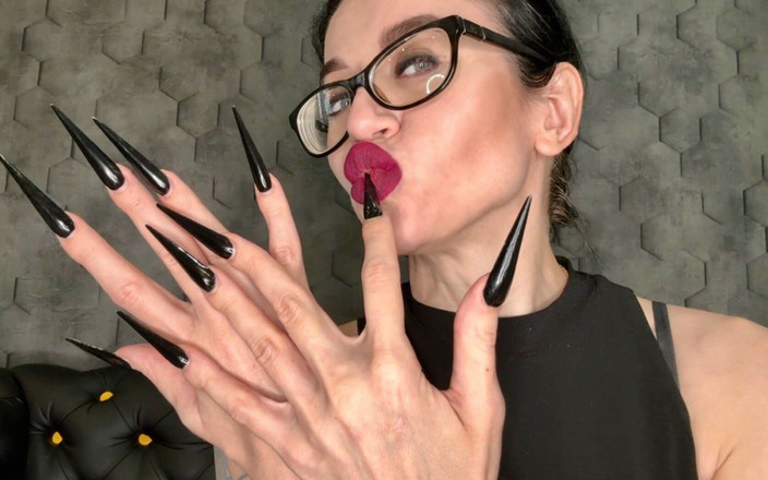 Julia domaina: Kuku panjang hitam, stiletto tajam, mengisap jari panjang dan tangan...