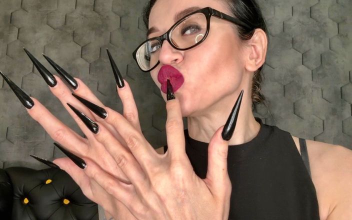 Julia domaina: Černé dlouhé nehty, Ostré jehlové podpatky, Sání dlouhých prstů a...