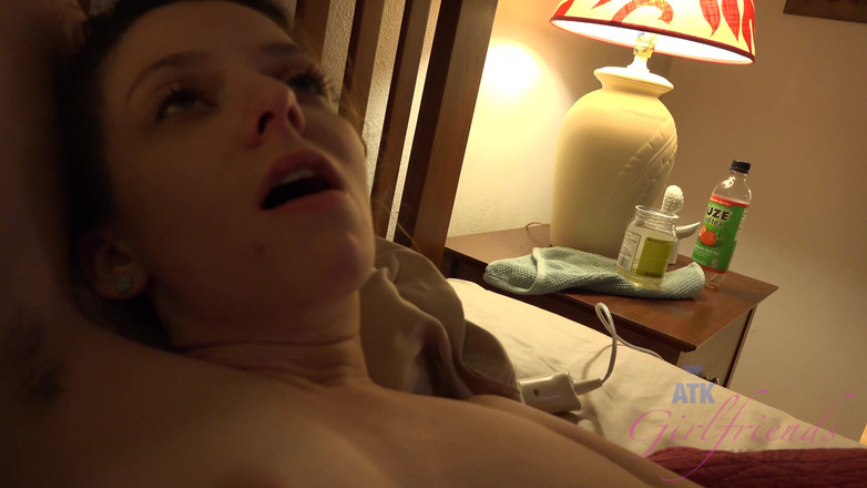 ATK Girlfriends: モロカイ島でエマと過ごす最後の夜、エマはそれを最大限に活用しようとしています