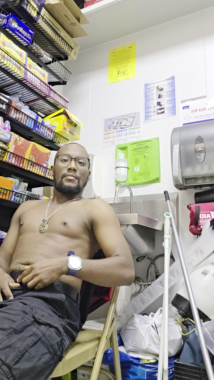 Selsensei: Je me branle pendant mon deuxième travail