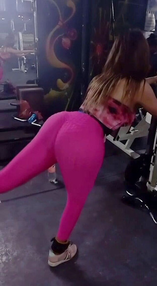 Barbietransxxxx: heiße transe im fitnessstudio trainiert ihren arsch, um es für...