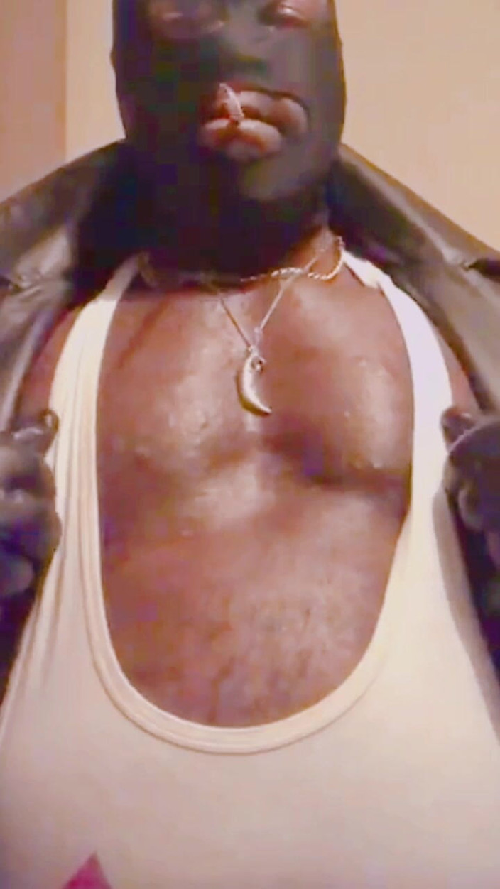 Black smoking muscle stepdad: 거유 가슴 플레이와 연기 세션