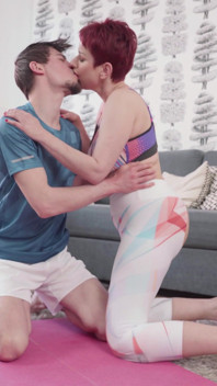 Yogalehrer josh macht seine magie auf der MILF lisa pinelli mit dicken titten