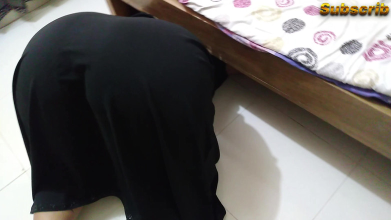 Aria Mia: Desi stiefmutter bleibt beim fegen unter dem bett stecken, als...