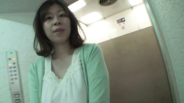 Asiatiques: Sensual asiática tira roupa e mostra sua bunda