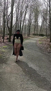 Mi novia musulmana enseña su coño fuera, en el parque.