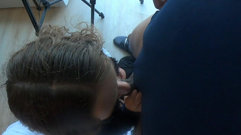 Real Amateur Sluts: Amanda s’il te plaît, première pipe devant la caméra !