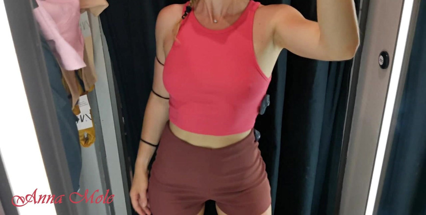 Anna Mole: 우주에서 가장 이상적인 인물을 가진 소녀는 그녀의 작은 가슴을 보여줍니다.