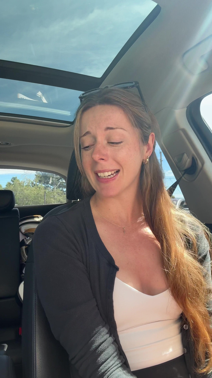 Nadia Foxx: Septembre, Starbucks au volant avec un orgasme luxuriant !