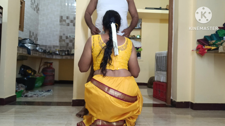 Inba: Сари домохозяйка сводные брата в желтом цвете