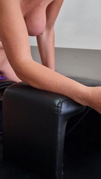Süße amateur-MILF hat spaß mit ihrer sybian-sexmaschine