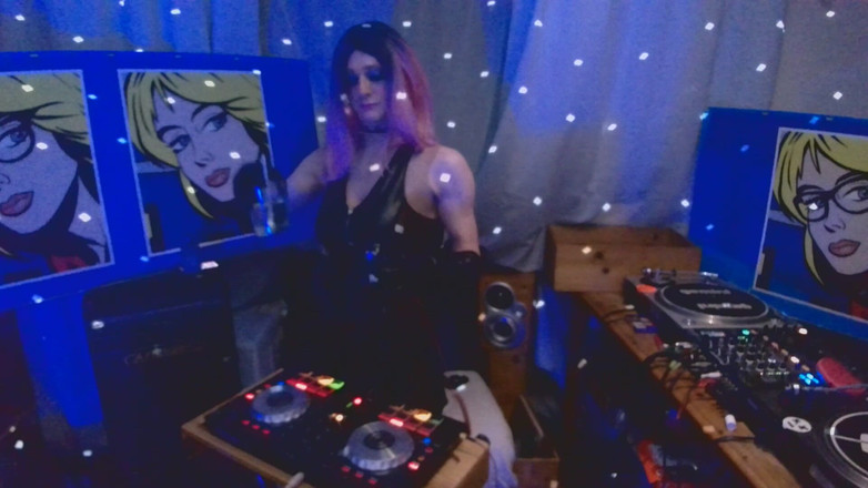 XXLUCYLUSHXX: Tieten en techno - wie zou dit kijken op een wekelijkse...