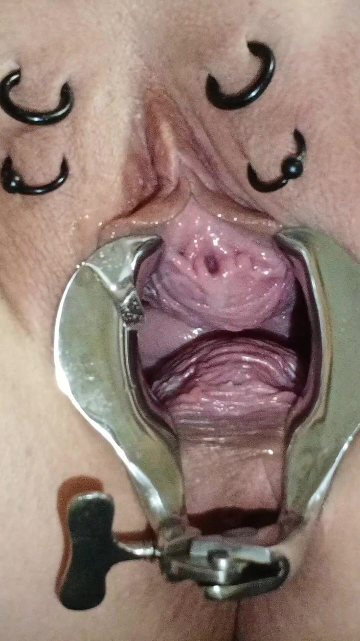 SklavinS_pervert: Sklavins为她的主人提供另一次小便洞训练！