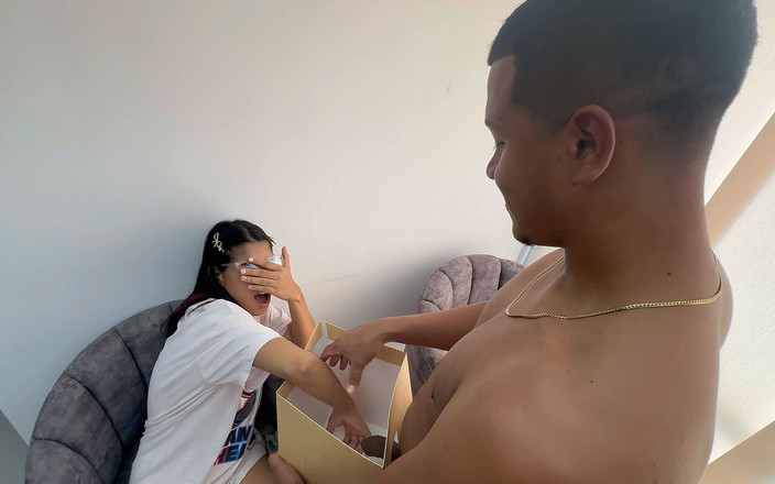 Saraymike: Dò una scatola a sorpresa alla mia timida sorellastra per...