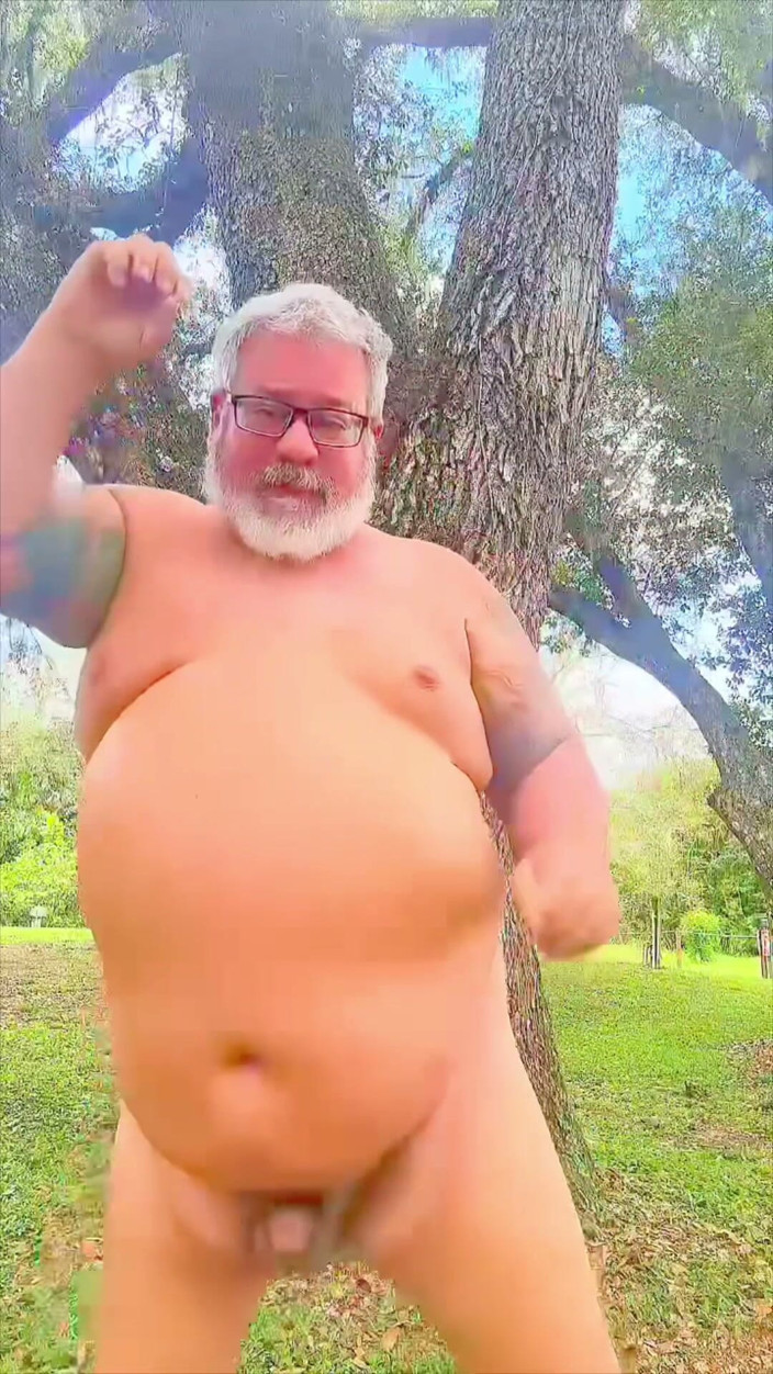 Hand-Free-Daddy-Chub: หมีเต้นแก้ผ้าในแดนทุรกันดารโชว์รูของเขา