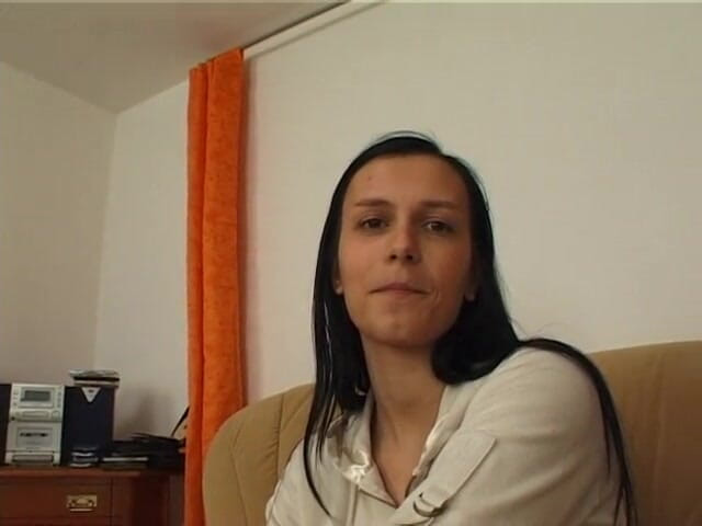 POV Orgasms: Morena linda se masturbando antes de dar um boquete em...