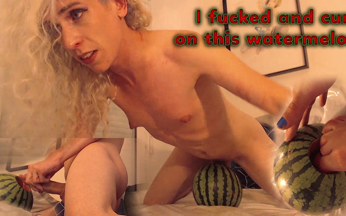 Prxcy Tgirl: 我操了这个西瓜并射精