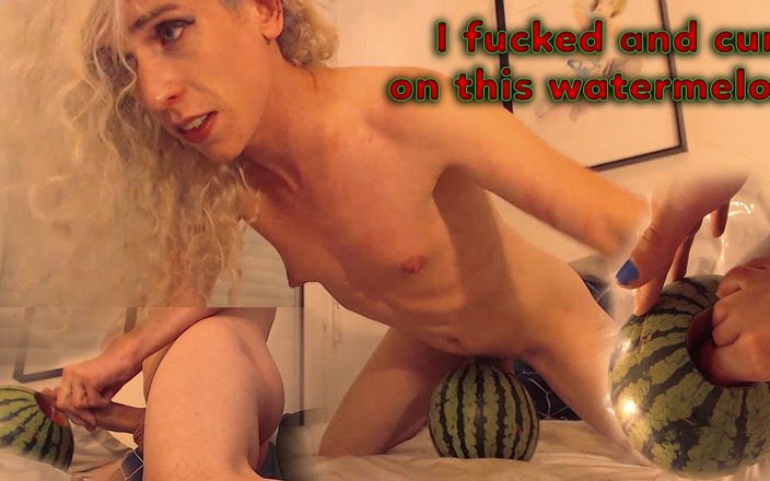 Prxcy Tgirl: Ich habe gefickt und auf diese wassermelone gespritzt