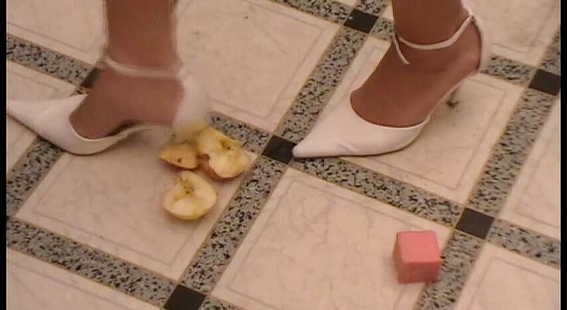 Femdom Austria: Esmagando comida