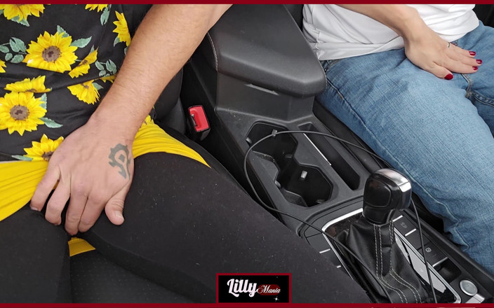 LillyMania: 约会之夜路上的口交